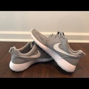 Nike Roshe One Grey/White Size 8